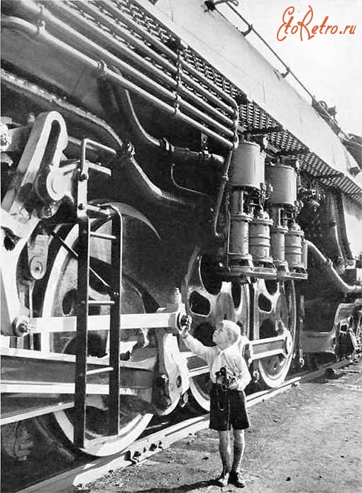 Железная дорога (поезда, паровозы, локомотивы, вагоны) - Мальчик и паровоз.
