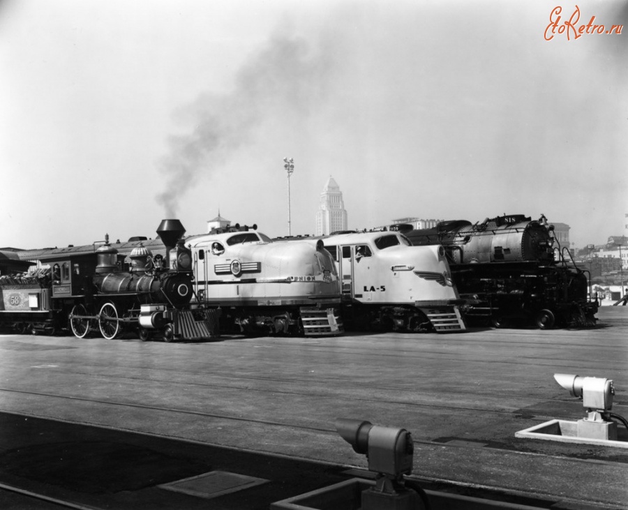 Железная дорога (поезда, паровозы, локомотивы, вагоны) - Старые и новые локомотивы на открытии вокзала Юнион Стейшн  в Лос-Анджелесе,США