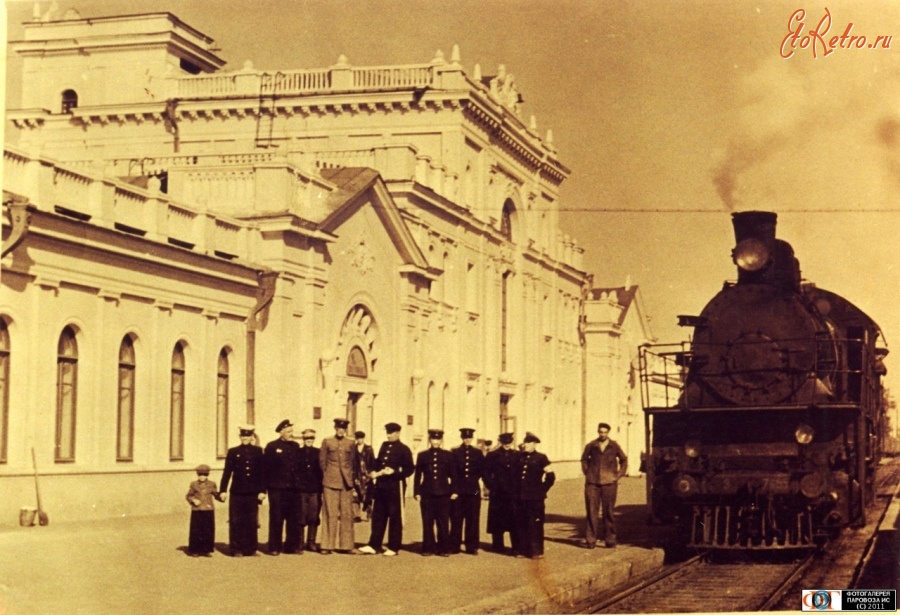 Железная дорога (поезда, паровозы, локомотивы, вагоны) - Паровоз Эх-7655 и работники ж.д.на вокзале ст.Ставрополь,Ставропольский край