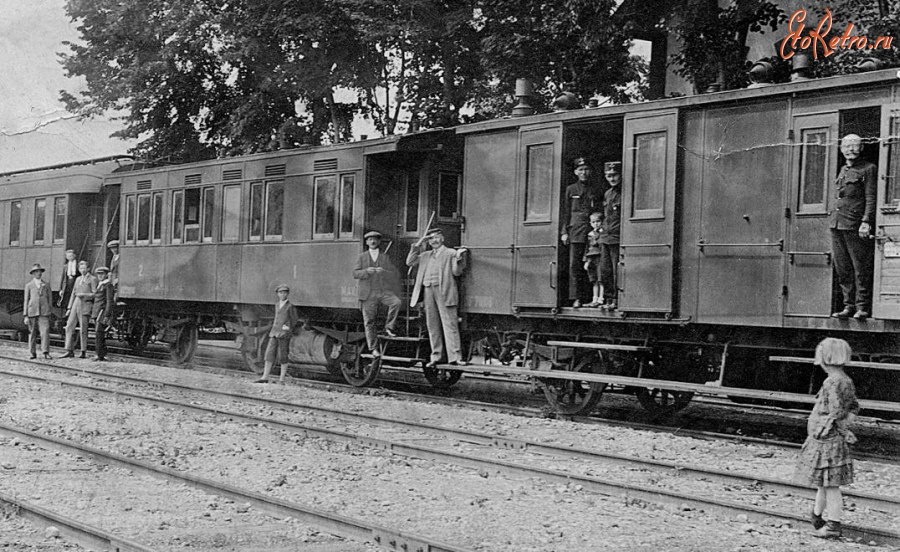 Железная дорога (поезда, паровозы, локомотивы, вагоны) - Поезд на станции перед отправлением на Будапешт,Венгрия
