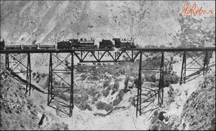 Железная дорога (поезда, паровозы, локомотивы, вагоны) - Поезд с двойной тягой на мосту Challape в Андах,Перу