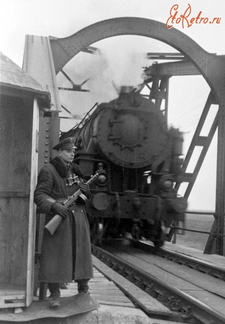 Железная дорога (поезда, паровозы, локомотивы, вагоны) - Часовой на мосту через р.Тиса,Венгрия