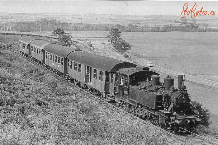 Железная дорога (поезда, паровозы, локомотивы, вагоны) - Танк-паровоз серии 98 886 с поездом близ города Saale,Германия