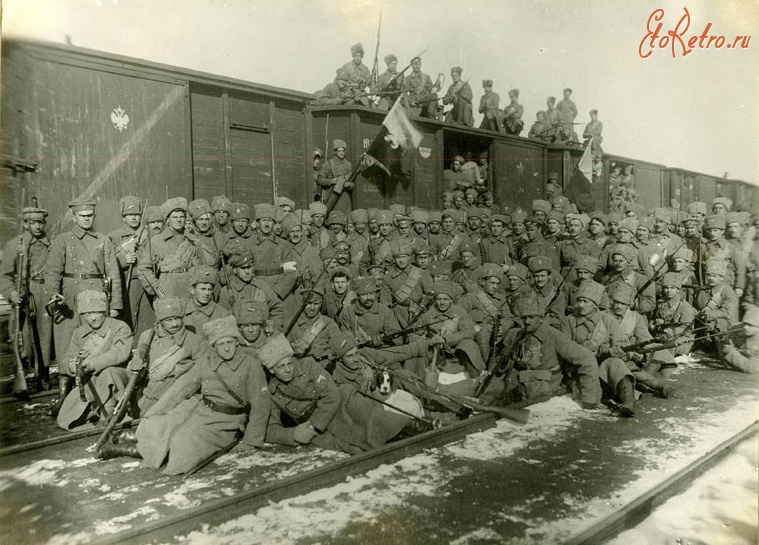 Железная дорога (поезда, паровозы, локомотивы, вагоны) - Чехословацкие легионеры 5-го полка  на захваченной станции Пенза