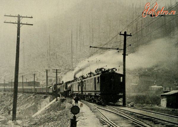Железная дорога (поезда, паровозы, локомотивы, вагоны) - Поезд под двумя паровозами и двумя электровозами готовится пройти через Каскадный тоннель