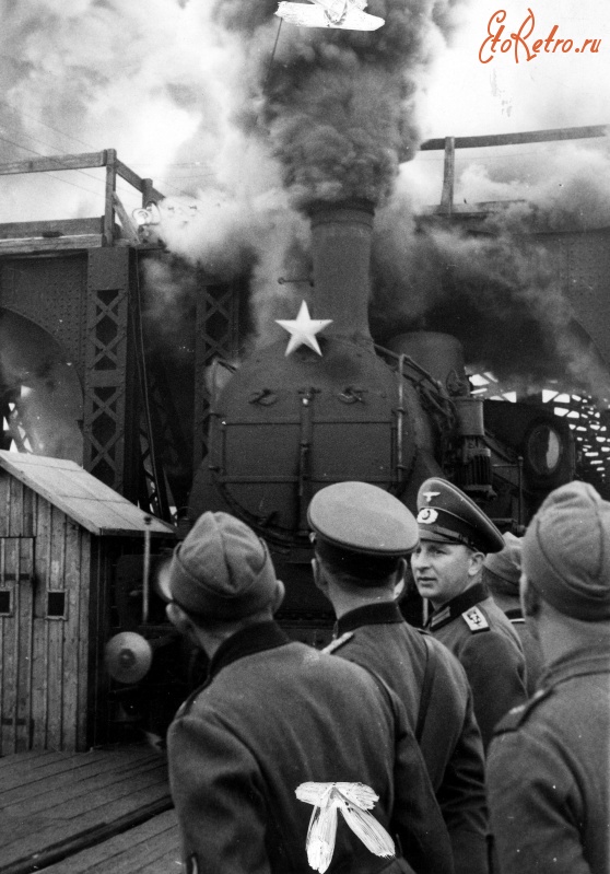 Железная дорога (поезда, паровозы, локомотивы, вагоны) - Состав с нефтью пересекает границу СССР и Германии