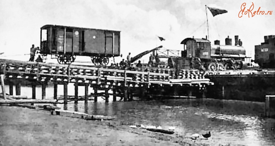 Железная дорога (поезда, паровозы, локомотивы, вагоны) - Паровоз доставленный на барже по  Оби