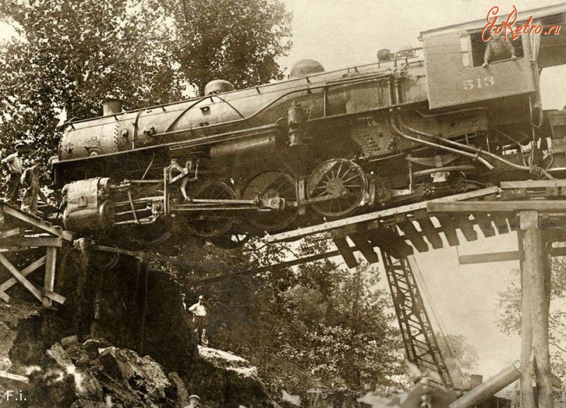 Железная дорога (поезда, паровозы, локомотивы, вагоны) - Паровоз №513 на рухнувшем мосту