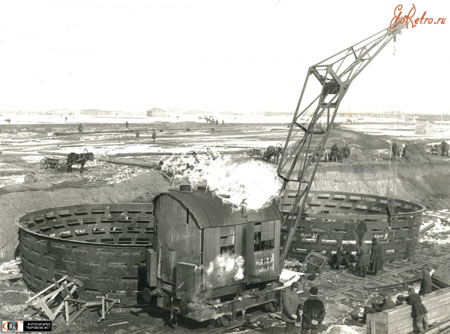 Железная дорога (поезда, паровозы, локомотивы, вагоны) - Паровой железнодорожный кран DEMAG на строительстве Магнитогорского металлургического комбината
