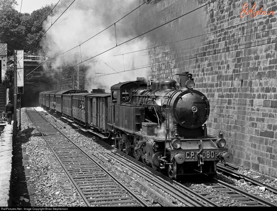 Железная дорога (поезда, паровозы, локомотивы, вагоны) - Танк-паровоз №080 типа 2-3-2 с поездом на выходе из тоннеля Сан-Бенту,Португалия