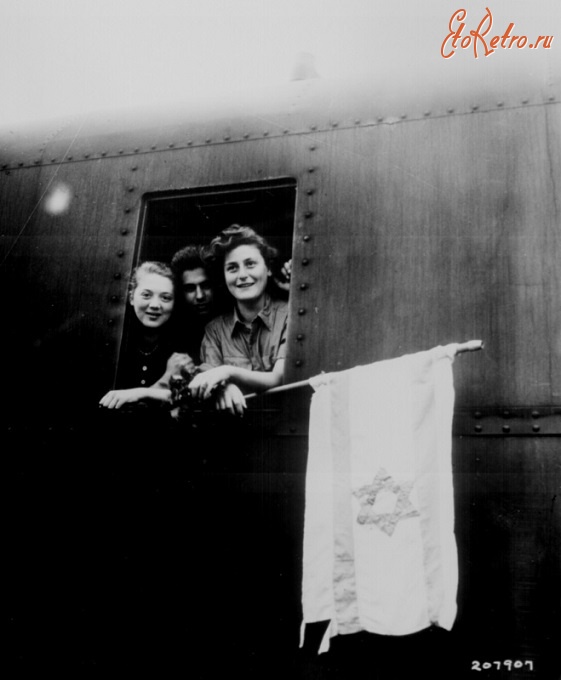 Железная дорога (поезда, паровозы, локомотивы, вагоны) - Еврейские дети, освобожденные из Бухенвальда, на пути в Палестину