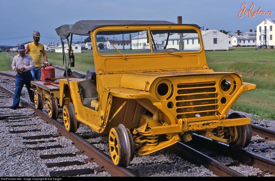 Железная дорога (поезда, паровозы, локомотивы, вагоны) - Ford M151 на железнодорожном ходу