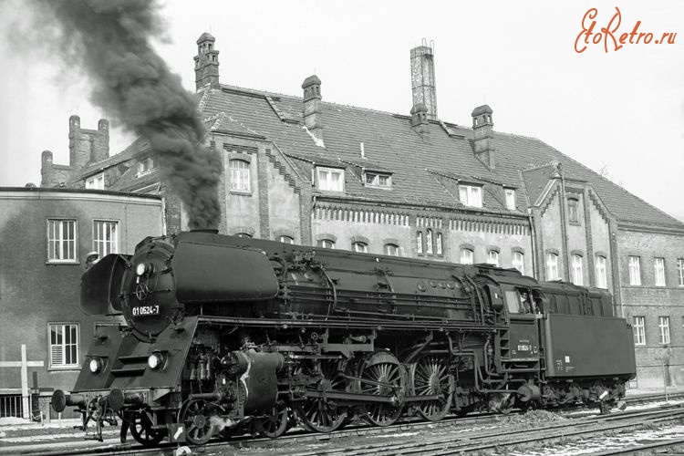 Железная дорога (поезда, паровозы, локомотивы, вагоны) - Пассажирский магистральный паровоз 01 0624-7 на центральном вокзале Лейпцига