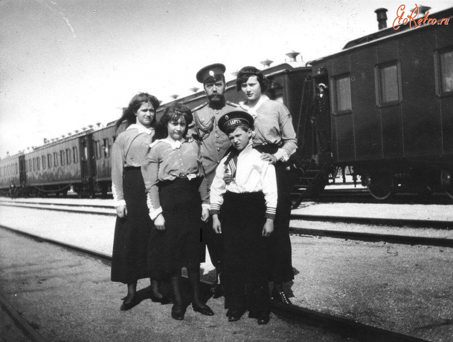 Железная дорога (поезда, паровозы, локомотивы, вагоны) - Николай II с детьми на ст.Алма линия Симферополь - Севастополь