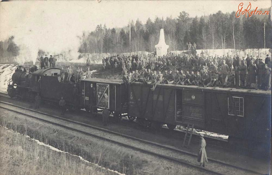 Железная дорога (поезда, паровозы, локомотивы, вагоны) - Эшелон с чехословацкими  легионерами у памятного  знака на географической границе Европы и Азии