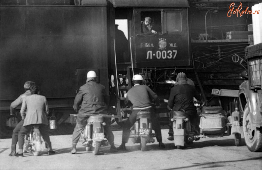 Железная дорога (поезда, паровозы, локомотивы, вагоны) - Паровоз Л-0037 и мотоциклисты-рыбаки на переезде