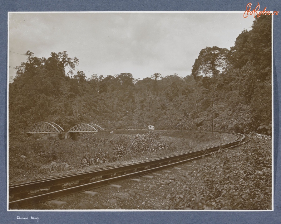 Железная дорога (поезда, паровозы, локомотивы, вагоны) - Поворот железной дороги в Анайклофе на Суматре
