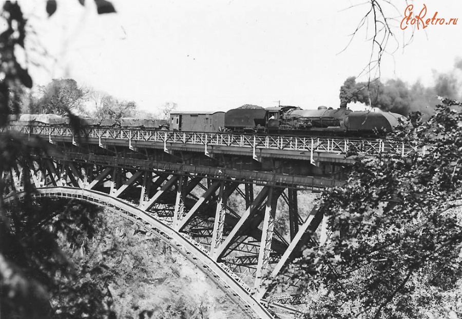 Железная дорога (поезда, паровозы, локомотивы, вагоны) - Паровоз системы Гаррат с поездом на мосту водопада Виктории