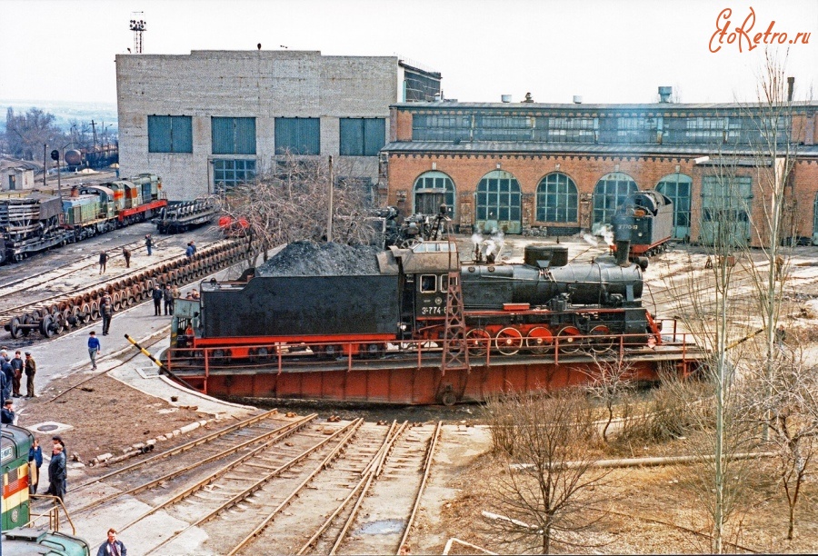 Железная дорога (поезда, паровозы, локомотивы, вагоны) - Паровоз Эр774-68 на поворотном круге в депо Пологи