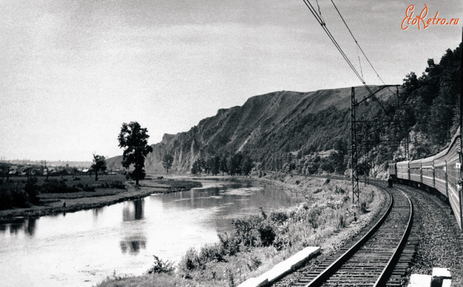 Железная дорога (поезда, паровозы, локомотивы, вагоны) - Поезд идет вдоль реки Юрюзань