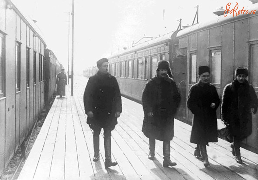 Железная дорога (поезда, паровозы, локомотивы, вагоны) - И.В.Сталин и С.М.Киров на перроне Московского вокзала