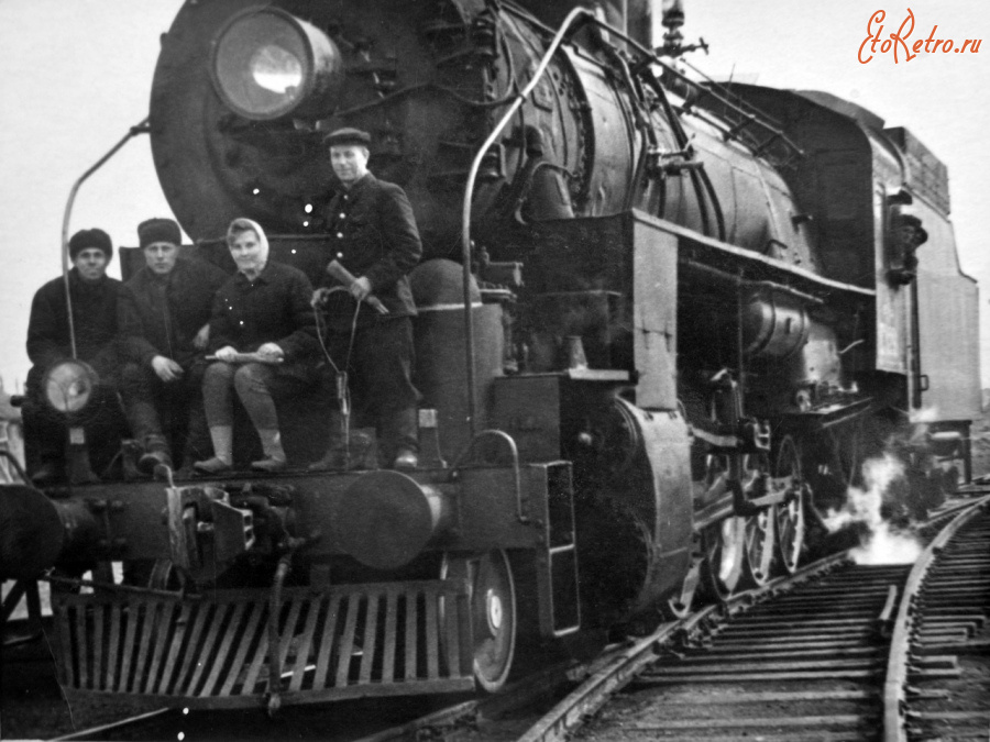 Железная дорога (поезда, паровозы, локомотивы, вагоны) - Групповое фото с паровозом Еа