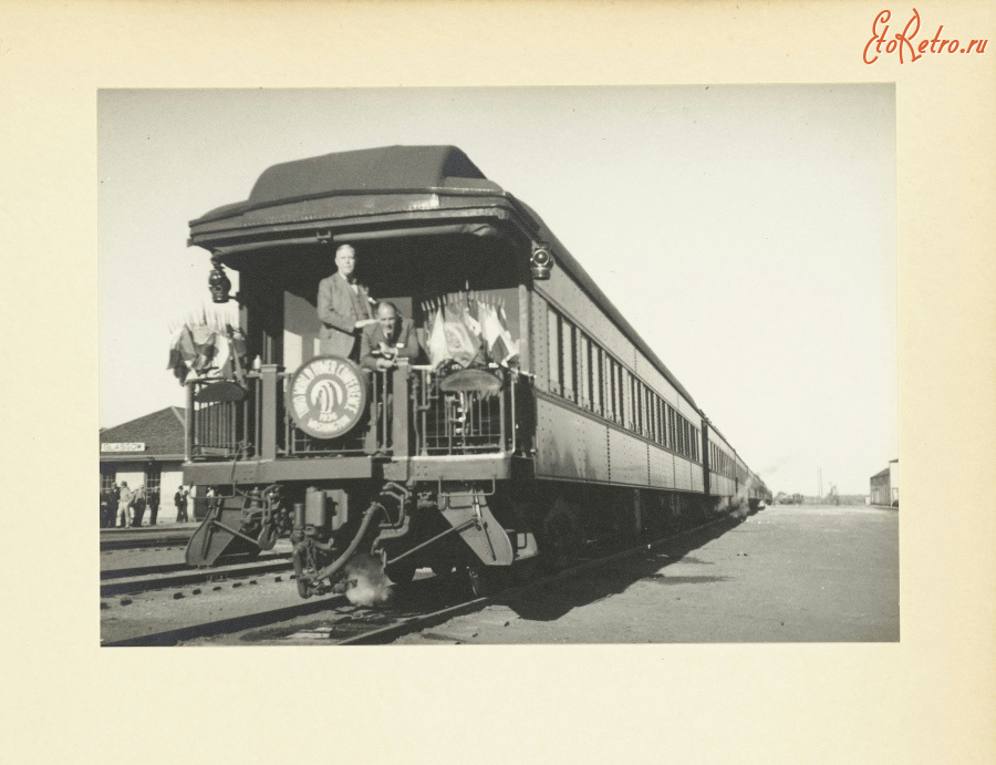 Железная дорога (поезда, паровозы, локомотивы, вагоны) - Ваутер Кул и Дж.Дж. Фелс в смотровом вагоне на станции Глазго, Монтана