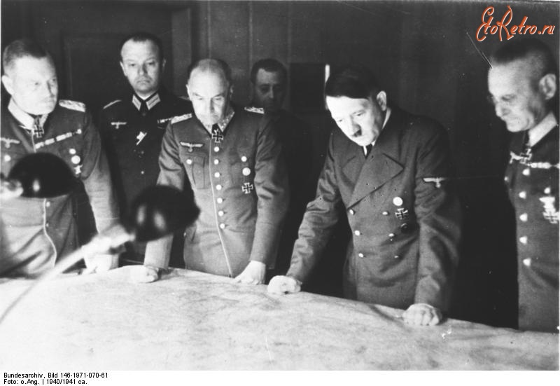 Войны (боевые действия) - Гитлер с генералами при обсуждении положения на фронтах.