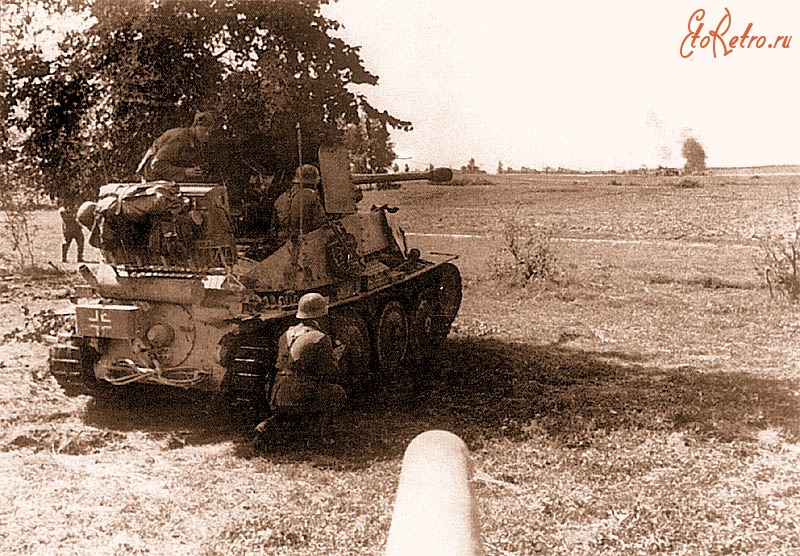 Войны (боевые действия) - Противотанковая САУ «Мардер III» прикрывает выдвижение танков 2 тк СС, июль, 1943 г.