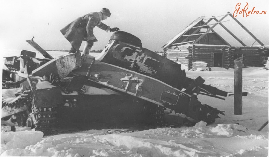 Войны (боевые действия) - Советский военнослужащий осматривает уничтоженный PzKpfw IV