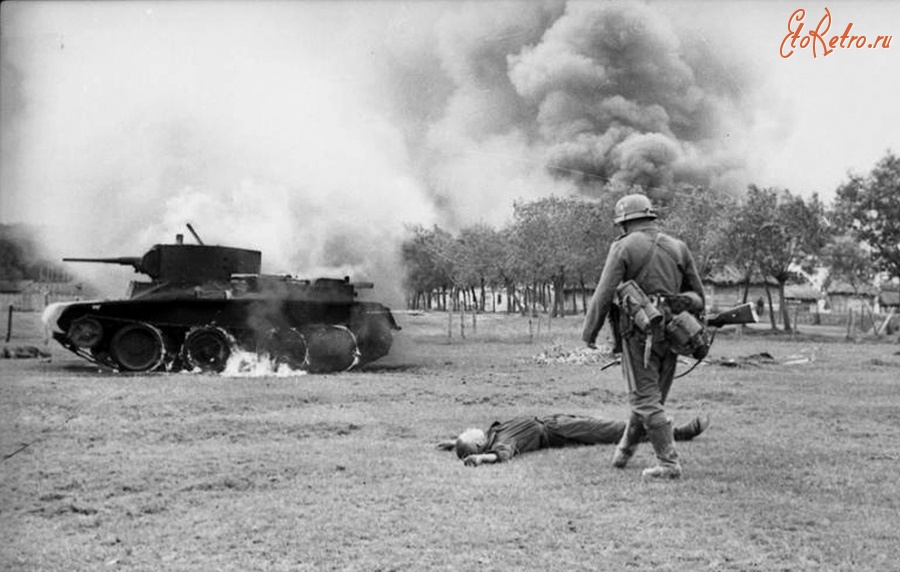 Войны (боевые действия) - Немецкий солдат и труп советского солдата