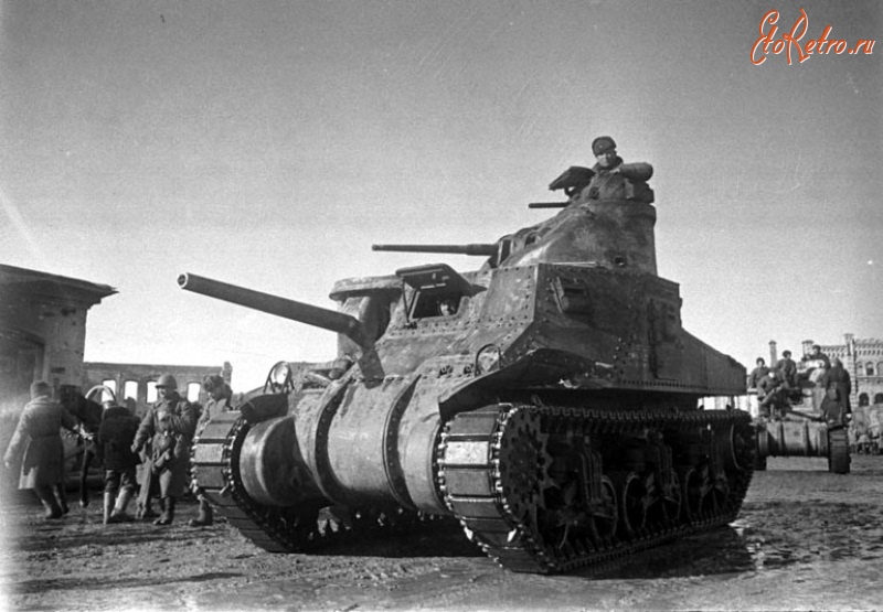 Войны (боевые действия) - Советские войска на американских танках вступают в освобожденный город Вязьма