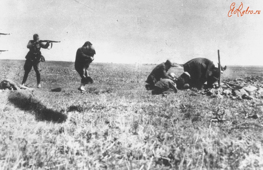 Войны (боевые действия) - Расстрел евреев немецкими солдатами возле Ивангорода в Украине,