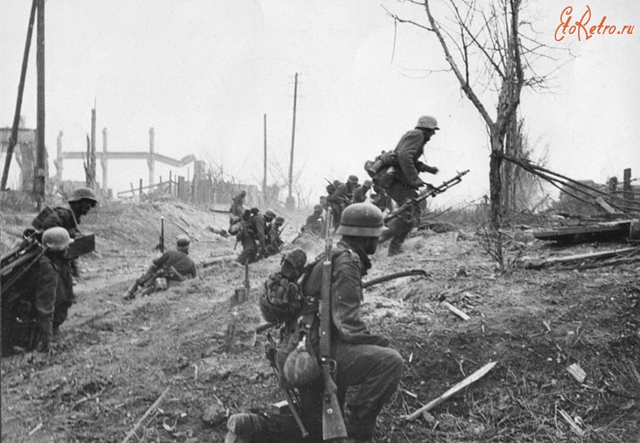 Войны (боевые действия) - Наступление немецкой пехоты на окраинах Сталинграда, конец 1942 год.