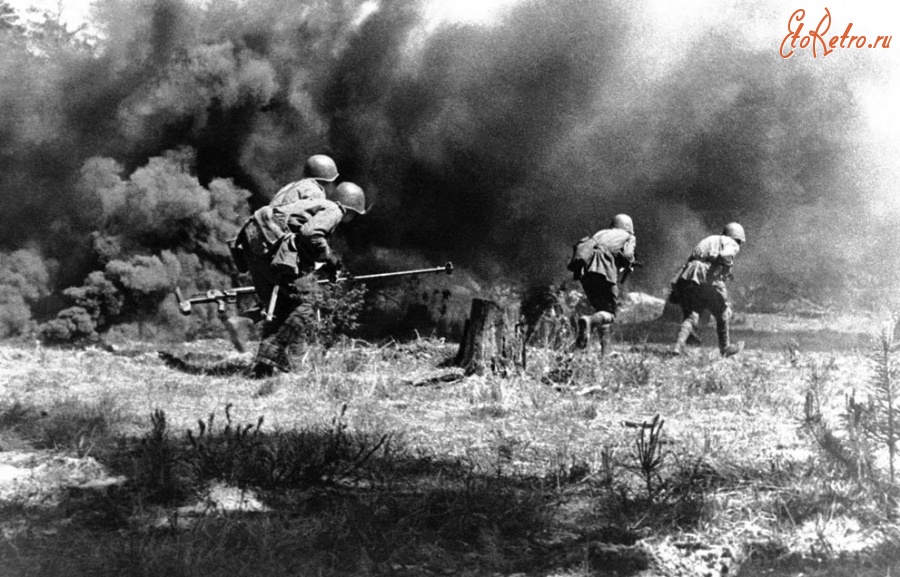 Войны (боевые действия) - Советский расчет противотанкового ружья меняет позицию под прикрытием дымовой завесы, 23 июля 1943 года.
