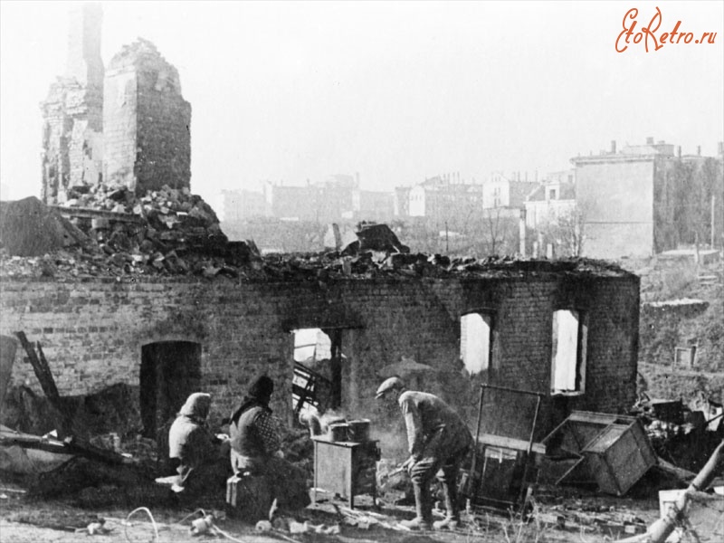 Войны (боевые действия) - Жители возвращаются в освобожденный Смоленск. Сентябрь 1943