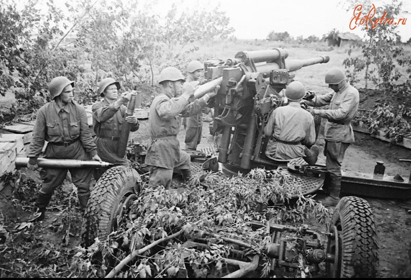 Войны (боевые действия) - Зенитное орудие бьет прямой наводкой по немецким танкам
