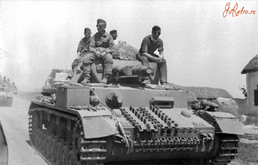 Войны (боевые действия) - Немецкие танки Pz.IV, наступающие на Сталинград. Лето 1942 года.