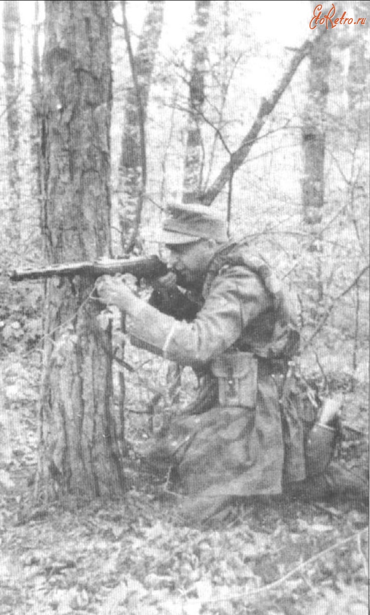 Войны (боевые действия) - Германский унтер-офицер в засаде в лесу.
