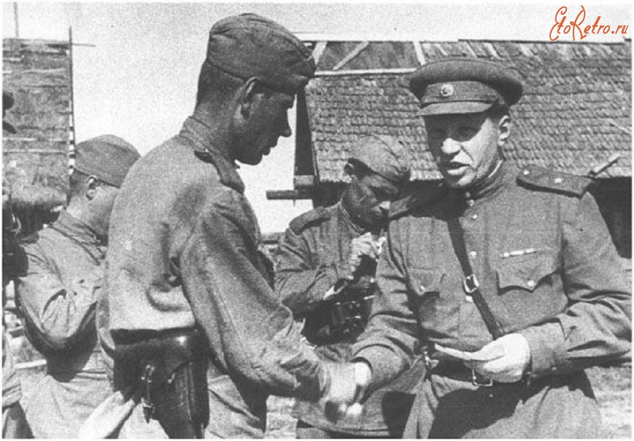Войны (боевые действия) - Вручение наград в стрелковой дивизии. 1944 г.