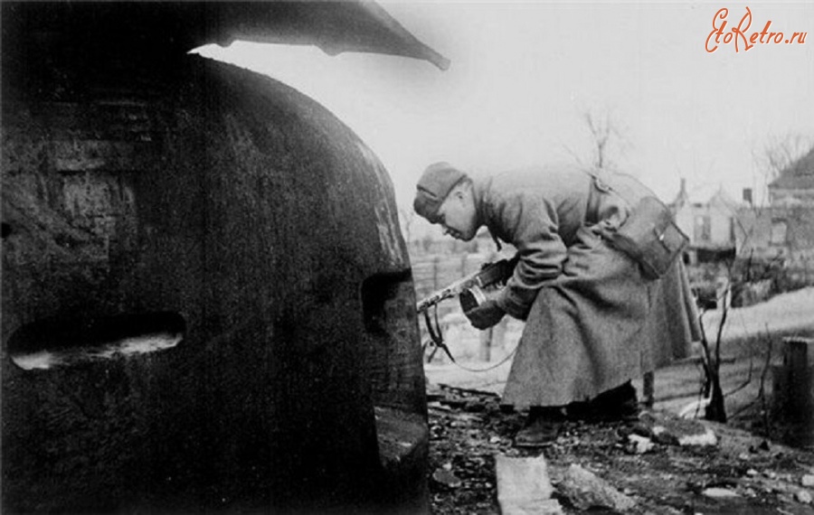 Войны (боевые действия) - Советский боец у захваченного финского дота. 1944 г.