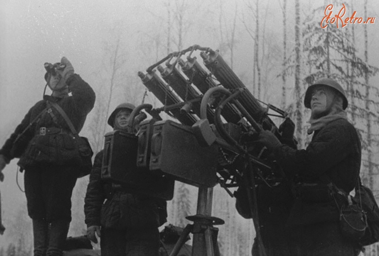 Войны (боевые действия) - Пулеметный расчет лейтенанта Игнатьева Ф.А. на огневой позиции у счетверенного пулемета