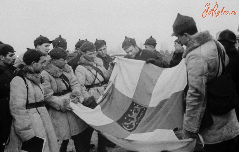 Войны (боевые действия) - Группа советских командиров и бойцов осматривает отбитое у финнов знамя Шюцкора