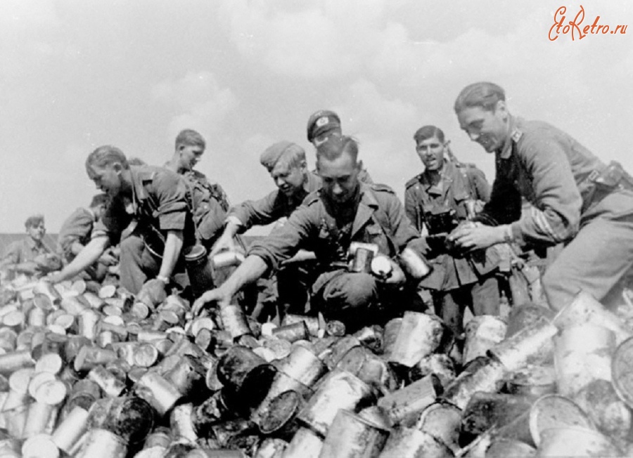 Войны (боевые действия) - Группа немецких солдат у груды советских консервов, захваченных в качестве трофея