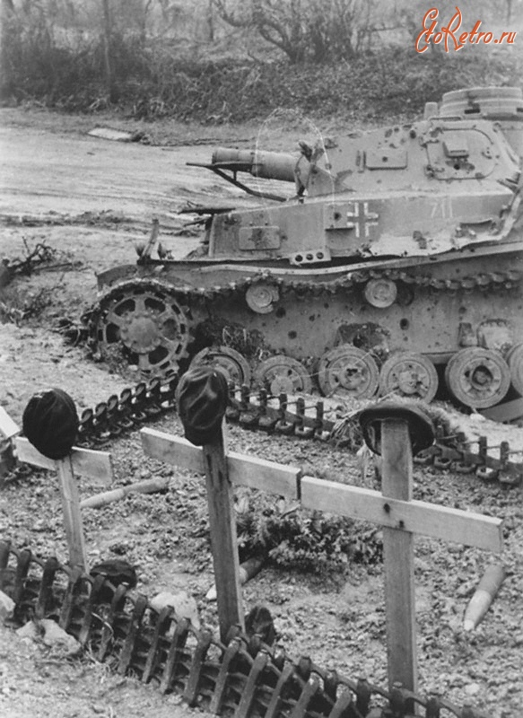 Войны (боевые действия) - Могилы немецких танкистов. Рядом подбитый немецкий танк Т-IV