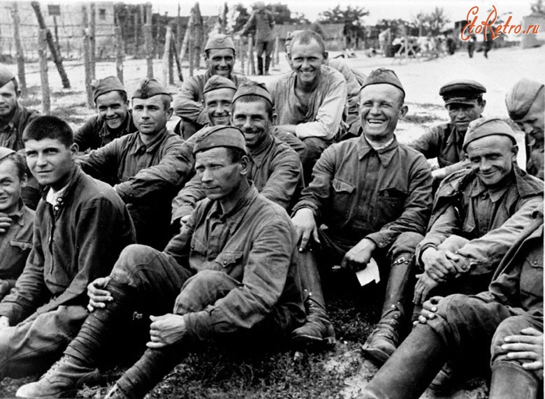 Войны (боевые действия) - Группа советских пленных солдат в лагере военнопленных