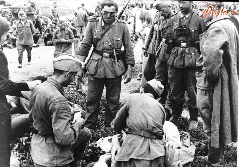 Войны (боевые действия) - Оказание медицинской помощи друг другу в лагере советских военнопленных