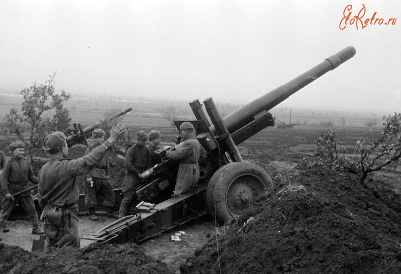 Войны (боевые действия) - Артиллерийские орудия под командованием старшего лейтенанта Халимова ведут огонь по позициям противника