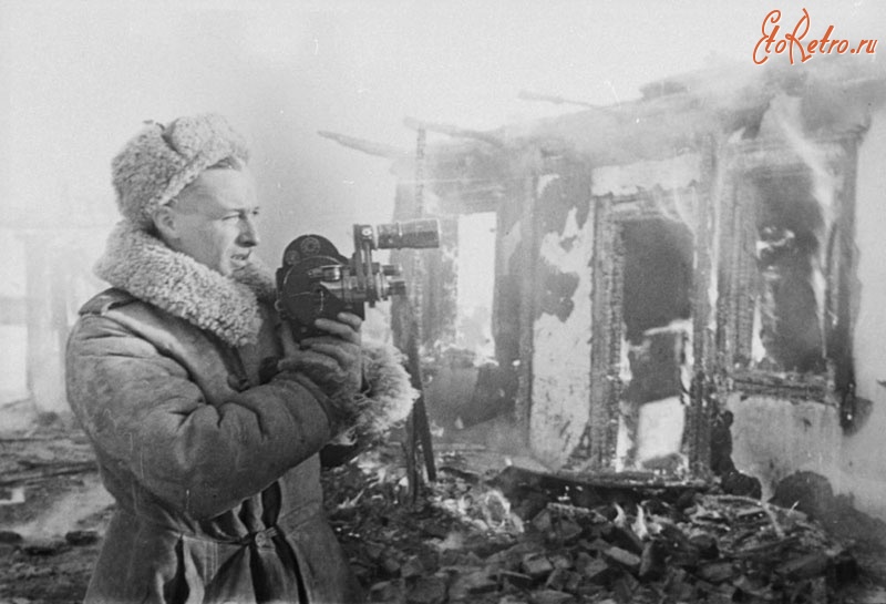 Войны (боевые действия) - Кинооператор Р. Кармен во время проведения киносъемки в одной из деревень, освобожденной Красной Армией от оккупантов