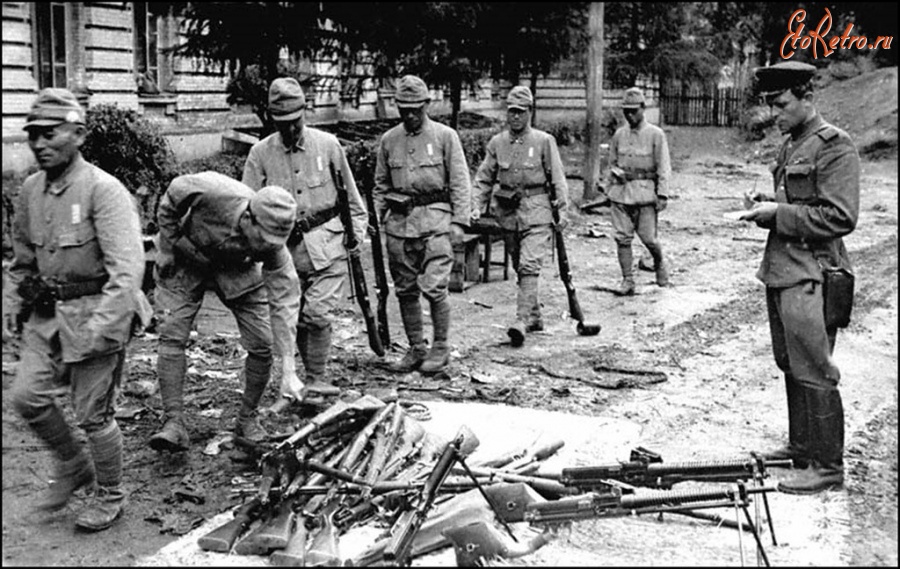 Войны (боевые действия) - Японские солдаты сдают оружие.2-й Дальневосточный фронт.
